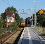 DB 218 366-2 und 315-0 als LZF 77675 passieren auf dem Weg nach Hamburg das Museumsstellwerk  Rn  in Rendsburg. 04.08.2013 