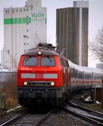 DB 218 363-0(Unt/HBX/16.08.09) und 218 342-4(Unt/HBX/28.05.08) haben in Husum Einfahrt mit dem IC 2311  Nordfriesland  nach Stuttgart. 08.02.2014