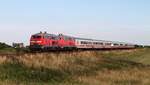 DB 218 330(Bw Kiel) und 218 833(ex 218 383-8, DB Fernverkehr) mit dem IC 2374 nach Westerland aufgenommen bei Klanxbüll am 06.07.2017
