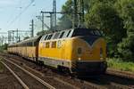 br-1-221-db-v-2001/544582/v-27006221-106-8-verlaesst-hier-den V 270.06/221 106-8 verlässt hier den alten Rbf Harburg mit einem Autozug nach Cuxhaven. 03.06.2011