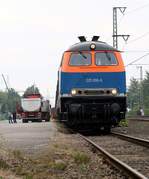 NBE RAIL 225 006-6 mit Schwestermaschine beim Entladen in Jübek. 30.08.2013