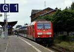 DB 245 004-7 REV/BCS X/22.04.22 mit RE6 nach Westerland wartet hier auf Gleis 1 im Bhf Niebüll.
