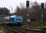 Paribus/NAH.SH/NOB 245 214-2 als Schublok einer NOB nach Hamburg-Altona verlässt hier Husum. 06.12.2015