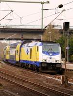 br-1-246-traxx-p160-de/565244/me-246-002-0-dieselt-hier-mit ME 246 002-0 dieselt hier mit einem Sonderzug durch den Bahnhof Hamburg-Harburg. 31.03.2014