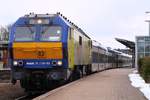 MaK DE 2700-03/251 003-0(SFT 1995/30009 ME26 2650 kW)steht hier mit einer NOB abfahrbereit nach Westerland im Bahnhof von Husum/Nordfriesland. 31.03.2013
