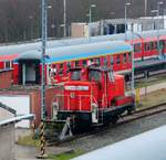 Die guten alte V60 in Form von 363 215-5 steht hier abgestellt im Bahnhofsbereich von Kiel.