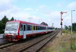 neg VT71(0629 071-2/0629 071-1)hat gerade die Kurswagen aus Dagebüll übergeben und rangiert nun zurück in den Bahnhof Niebüll/neg Teil. Niebüll 25.07.2015