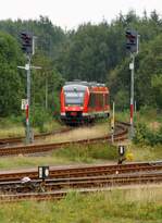 RBSH/nah.sh Lint 648 453/953 aus Kiel kommend hat hier Einfahrt in den Bhf Husum. Obwohl der Zug beim durchfahren der Weiche sehr langsam ist hat sich hier schon mancher Tourist/Einheimische  hingestzt  . Husum 08.09.2013 