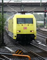 br-6-101-adtranz/543380/bei-stroemendem-regen-kam-101-013-1 Bei strömendem Regen kam 101 013-1 mit dem IC 2171 in den Harburger Bahnhof gefahren. 07.07.2012