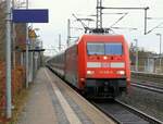 101 038-8 rauscht hier mit dem LPF 78082(Leerpark für den IC 1981 und 2407)durch Schleswig, sein Ziel ist Flensburg. 08.03.2013