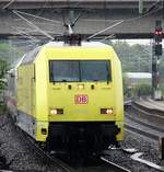 In zartem Zitronengelb zeigte sich die 101 013-1 vor einem IC am 07.07.2012 in Hamburg-Harburg(üaVinG).