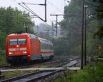 Geringfügige 17min plus hatte die DB 101 055-2(REV/LD X/28.05.14)mit ihrem IC 2417 nach Köln als sie den durch einen Blitzeinschlag ausser Gefecht gesetzten Bü Karpfenteich am Schleswiger Bahnhof mit einem lauten Pfiff passierte. 14.09.2014