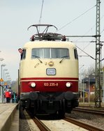 Zweites Experiment: 103 235-8 mit dem 2417 beim Halt in Schleswig fotografiert wie die 110 eine Woche zuvor.