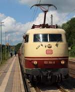 Eine der schönsten Lokomotiven die jemals im Norden fuhr war die Baureihe 103. Hier steht die 103 184-8 mit dem IC 2417 nach Köln im Bahnhof Schleswig. 17.07.2011 (ÜVinG 1600)