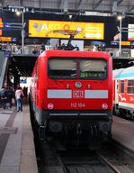 br-6-112-ex-dr-212/542974/112-104-5-als-schublok-des-re1 112 104-5 als Schublok des RE1 nach Rostock Hbf wartet hier mit dem Zug auf Fahrgäste. HH-Hbf 15.07.12