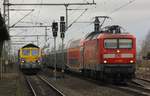 Noch eine letzte Überholung....NAH.SH 112 159 mit dem RE7 nach Hamburg passiert den fertig zur Abfahrt wartenden Dünger-Leerzzug mit 266 119-7 im bahnhof Jübek. 01.03.2017