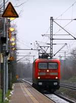 DB 112 177 fuhr Solo gemächlich Richtung Flensburg hier passiert sie den Schleswiger Bahnhof. 08.12.2013