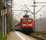 DB Regio Kiel 112 143-3 hat hier mit dem RE 7/SH-Express Einfahrt in Schleswig.