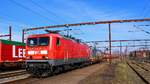 WFL 114 006 wird hier von HCR 241.008 in den für deutsche Loks nötigen Strombereich geschoben. Pattburg 13.03.2022