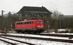 DB E10 198/6115 198-4 vor dem sich nicht mehr im Betrieb befindlichen Stellwerk  Fo . Flensburg 24.01.2016
