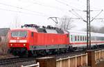 120 127-6 mit dem IC 1981 nach München bei der Einfahrt in Schleswig. 12.04.2013