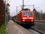 br-6-120/561415/die-ersten-zuege-mit-e-lok-fuhren Die ersten Züge mit E-Lok fuhren wieder nachdem in Flensburg der Baum von den Oberleitungen genommen wurde und wieder 'Strom' fließen konnte...120 144-1 fährt hier mit dem Leerpark für den IC 2417 durch Schleswig. 08.12.2013
