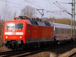 Gut schaun sie aus nach der Frischekur...DB 120 105-2(Unt/LDX/18.02.14)mit IC 1981 nach München bei der Einfahrt in Schleswig. 14.03.2014