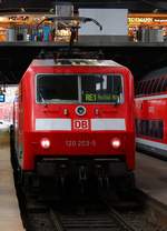 DB 120 107-8 nach Umbau für die DB Regio als 120 203-5 unterwegs, Hamburg Hauptbahnhof, 28.04.2012