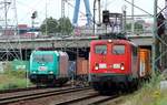 Vergleich der Güterzuglok-Generationen...links RBSAF/MKB 185 619-4 und rechts die EGP 140 876-4. Hamburg-Waltershof/Altenwerder 23.07.2015