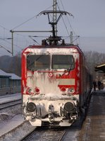 Die inzwischen z-gestellte 143 211-1 mit der RB nach Flensburg inkl.Schneeüberzug wartet abfahrbereit im Bhf von Schleswig auf  grün . 03.12.2010 