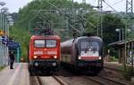 90 min später kam die 182 597-5 wieder zurück, jetzt hieß der Zug Lr 1751(Padborg-Osnabrück)und die 143 863-9 mit der RB nach Neumünster musste extra wenige Minuten warten um den Lr vorbei zu lassen. Schleswig 24.06.2013