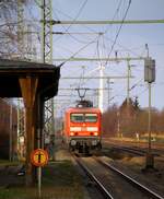 DB 143 557-7 ausgestattet mit einer Verlängerung der HU bis 28.06.2014 hat hier mit ihrer Regionalbahn Einfahrt in Jübek.