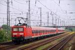 DB Regio 143 174-1 und 557-7 mit der Reserve abgestellt im Gbf Neumünster aufgenommen aus dem vorbeifahrenden Zug. NMS 25.05.2014