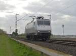 Werbelok mit Werbung im Hintergrund.
Hier handelt es sich um die RHC-Lok 145 086-5 die LZ nach Köln fahrend
bei Jüchen Gubberath unterwegs ist. 5.4.2017