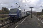 Mit dem Mittags Audi-Zug ist die RHB 145 026 bei der Durchfahrt in Gleis1 zusehen. 20.11.23