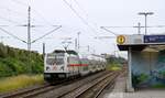 br-6-147-traxx-p-160-ac3-db/778692/147-554-durchfaehrt-mit-ihrem-doppelstock 147 554 durchfährt mit ihrem Doppelstock IC den Haltepunkt Duisburg-Schlenk 10.06.2022