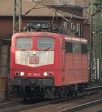 DB 151 134-4 der altrote Güter-Dino rollt einsam durch HH-Harburg.