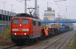 DB 151 020-6 mit gemischten Güterzug(u.a mit drei Uaai 820/821 Tiefladewagen)rumpelte am Morgen des 29.11.2014 durch Tostedt.