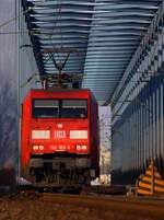 br-6-152-es-64-f/573596/db-152-105-3-festgehalten-waehrend-der DB 152 105-3 festgehalten während der Durchfahrt der Süderelbbrücke/Hamburg. 06.02.2015