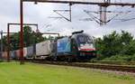 MRCE/TXL ES 64 U2-067 BS (ex ES 64 U2-045, BS=Bosporus Sprinter UIC: D-A-H, REV/Lz/31.10.12) hat hier mit ihrem Lauritzen KLV  stromlos  Einfahrt in Pattburg/DK.