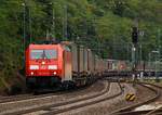 br-6-185-traxx-f140-ac1ac2-db/554028/db-185-235-9-rauscht-hier-mit DB 185 235-9 rauscht hier mit einem langen KLV Zug durch Kaub am Rhein. 13.09.2013