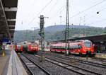 425 037/537, 185 064-3 und 442 208/508 bringen etwas Farbe in das recht triste grau eines verregneten Tages im Hbf Koblenz. 16.09.2013