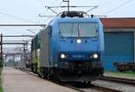 Von BLDX MX 1019 geschoben wird die TXL 185 513-6 in den Bereich für die deutschen Loks geschoben, später bespannte sie den abendlichen Lauritzen KLV nach Verona. 01.06.2013