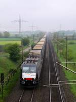 Knapp 3Std später als normal passiert hier der von der MRCE/TXL gezogene KLV Zug DGS 45697(Malmö-WanneEickelWestberg)die  So-da/Säufer  Brücke zwischen Jübek und Lürschau bei Schleswig Schuby. 07.05.2014