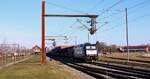 TXL/DISPO 185 408-2(REV/BTK Fw5510/31.10.18) steht hier mit einem H-Wagen Zug im Bhf Pattburg. 13.03.2022