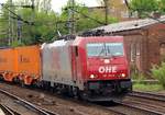 OHE 186 133-5 fährt hier mit einem Containerzug durch HH-Harburg.