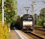 MRCE/TXL 189 998-8SE/ES64F4-098 rauscht hier mit dem DGS 40562 aus Verona durch Schleswig.