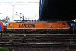LOCON 501(9180 6189 820-4 D-LOCON, Class 189 VE, REV/MMAL/20.07.11) mit ihrer dezenten  Lokführer gesucht  Werbung steht abgestellt an der  blauen Brücke  in Altenwerder/HH-Waltershof. 26.07.2015
