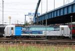 Der Werbe Vectron 193 806-7(Unt/MMAL/24.04.13)abgestellt an der  blauen Brücke  in HH-Waltershof.