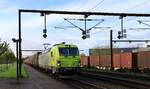 Die nächste  braune Wand  bzw der nächste Volvo-Zug diesmal mit Zuglok ALPHA/GreenCargo 193 408-2 REV/MMAL/03.09.23 festgehalten bei der Einfahrt in Pattburg/DK. 19.04.2024